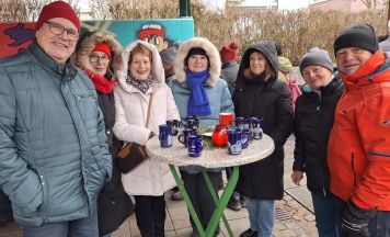 Eisige Kälte, heißer Punsch und ein voller Kirchenplatz in Mittertreffling 