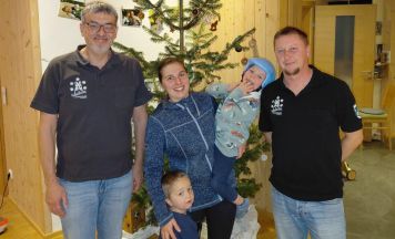 Lederhosenclub Ottenschlag backt im alten Brothaus für kleinen Bub aus Haibach