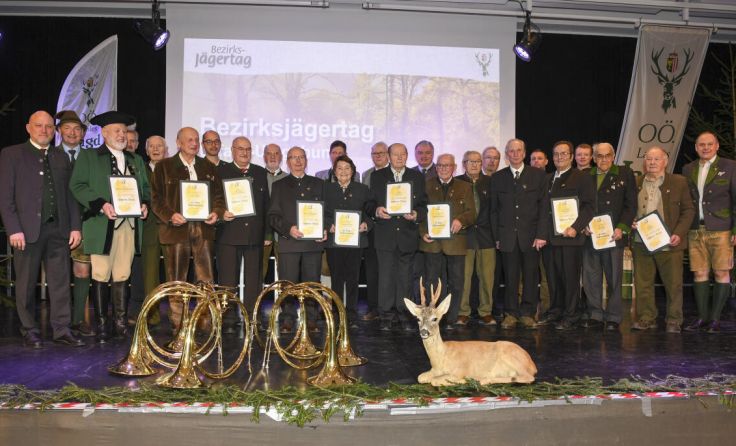 Bei der Ehrung für ihre Verdienste um die Jagd und den Naturschutz. (Foto: Johann Hammer)