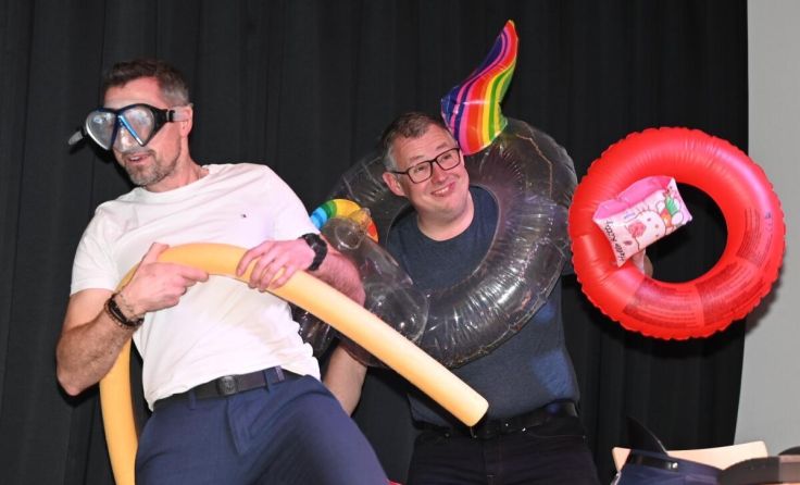 Die Laienschauspieler schlüpften in viele Rollen. (Foto: Josef Reingruber)