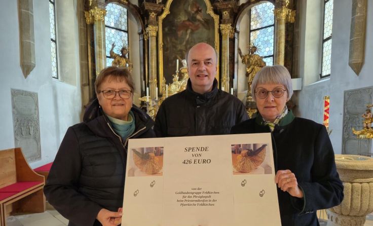 Bei der Übergabe der Spende in der Pfarrkirche Feldkirchen. (Foto: Goldhaubengruppe)