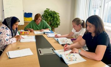 Sprachliche Integration vor Ort: neues Kursangebot für Mütter in Feldkirchen