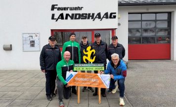 Läufer machen beim Donautrail eine Verschnaufpause beim Feuerwehrhaus Landshaag