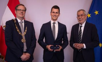 JKU-Absolvent aus Kirchschlag mit höchster Auszeichnung für seine Studienleistung geehrt