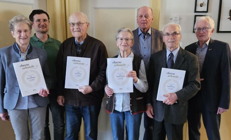 Bei der Verleihung der Ehrenurkunde für 30-jährige Mitgliedschaft. (Foto: Wolfgang Feilmayr)