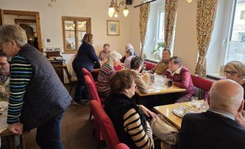 Senioren treffen sich beim Stammtisch regelmäßig in Oberneukirchen