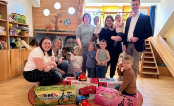 Spielzeug-Spende für die Alberndorfer Wichtelkindergruppe