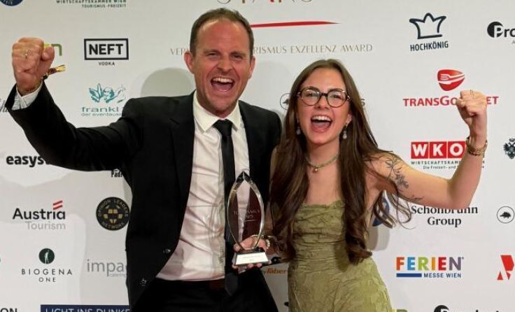 Sarah Schöftner und ihr Chef Alexander Pilsl jubeln über den Erfolg. (Foto: Hotel Guglwald)