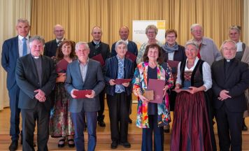 Diözesane Ehrenzeichen an Gramastettner und Feldkirchnerin übergeben