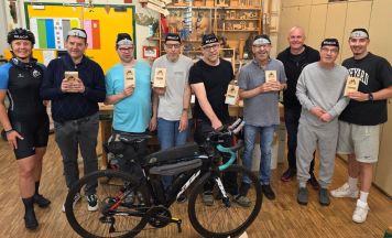 1.000 Trophäen für Radsportevent in Holzwerkstätte des Diakoniewerks am Linzerberg gefertigt