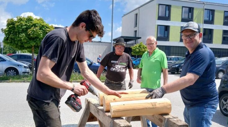 Nachhaltige Idee aus Sonnberg: Aus altem Maibaum wird Sonnenbank für Seniorenheim Hellmonsödt