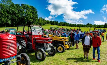 Oldtimertreffen lockte zahlreiche Besucher zum Stoabruch-Fest nach Neußerling