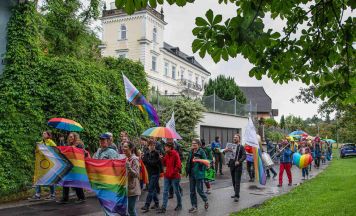 Bunter Spaziergang und eine Regenbogenfahne, die erstmals am Gemeindeamt in Ottensheim weht