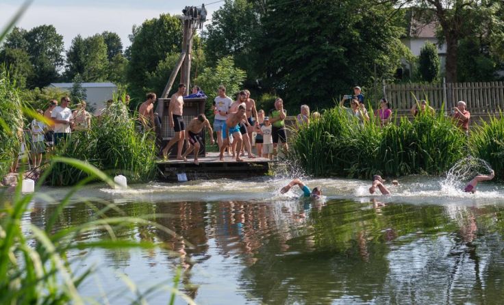 Schwimmen im Justl-Teich. (Foto: Helga Baier)