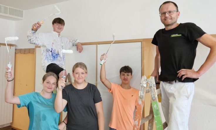 Pinsel-Power: Klasse 4a gestaltete Klassenzimmer neu. (Foto: Fa. Wiesinger)