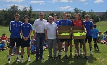Neue Trainingsüberzieher für Schweinbacher Fußballnachwuchs
