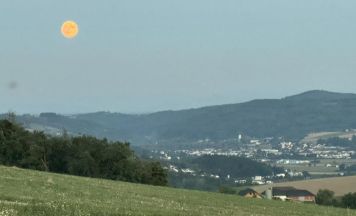 Leserfoto zeigt prächtigen Vollmond über dem Mühlviertel