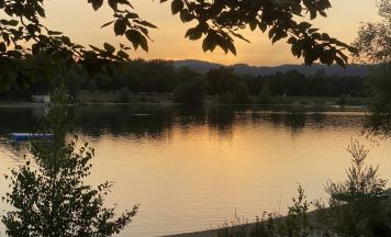 Leserfoto zeigt sommerliche Abendstimmung am Pleschinger See