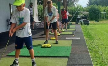 Feldkirchner Kinder probierten sich beim Golfen
