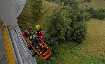 Linzer Berufsfeuerwehr trainiert Höhenrettung an der Wildbergbrücke