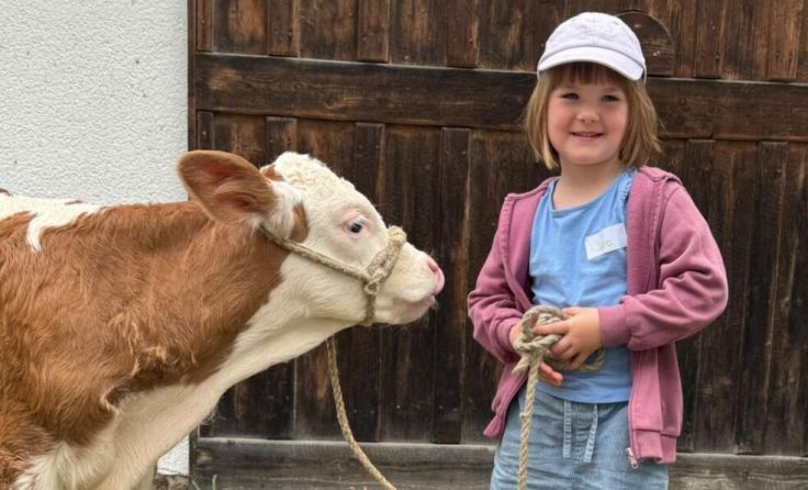 Ferienprogramm auf dem Bauernhof mit Kräutern, Milch und Kalb (Foto: Bäuerinnen Schenkenfelden)