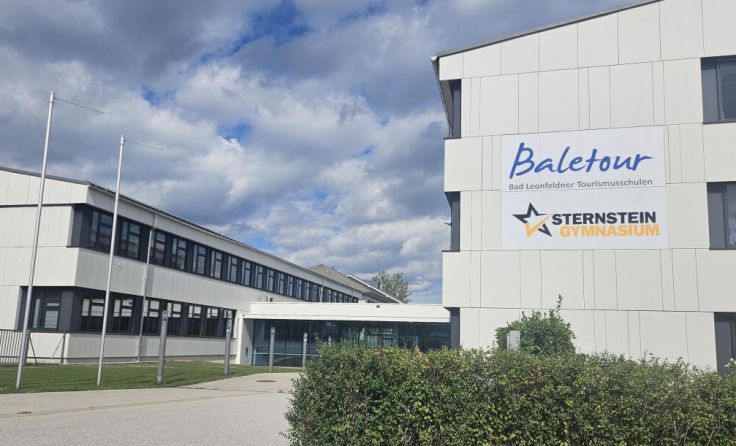 Das neue Logo wurde schon am Schulgebäude angebracht. (Foto: Tips/BL)