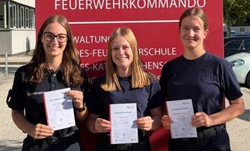Drei neue Jugendhelferinnen bei der Freiwilligen Feuerwehr Treffling
