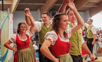 Alberndorf tanzt sich zum Tagessieg beim Fest der Volkskultur in Bad Zell