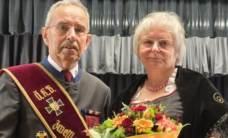 Obmann Stefan Steininger mit Fahnenpatin Regina Danner (Foto: Kameradschaftsbund Zwettl an der Rodl)