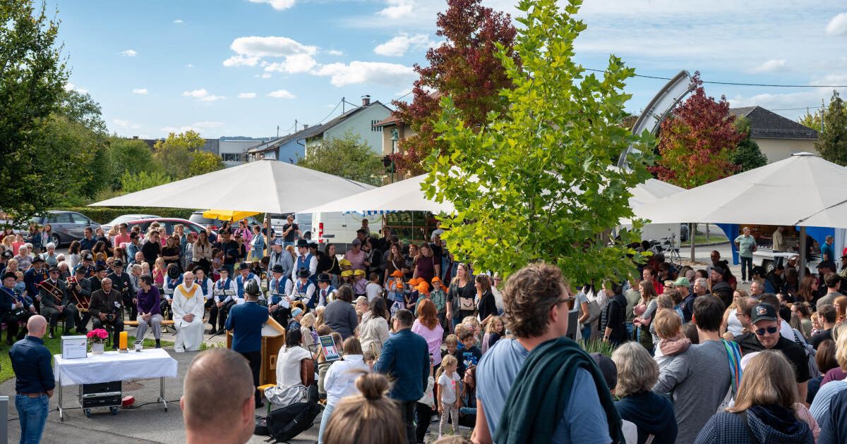 Feldkirchen gibt die Friedensstaffel an Eidenberg weiter