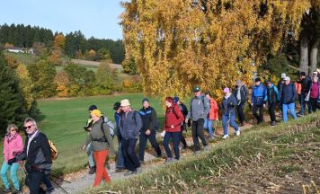 Drei Mühlviertler Gemeinden begeben sich gemeinsam auf eine Wein- und  Kräuterwanderung