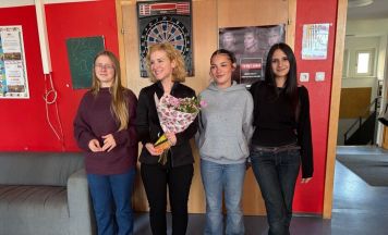 Frauenministerin Holzleitner hört Sorgen von Mädchen in Gallneukirchen