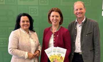 Biobäuerin Johanna Haider aus Engerwitzdorf erklärt den Wert regionaler Lebensmittel