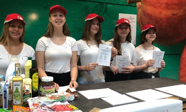 Schülerinnen der Schule der Kreuzschwestern Linz bei der Warensammelaktion (Foto: OÖRK/Nott)