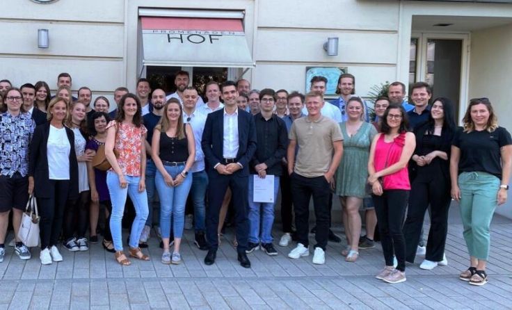 Lehrgangsleiter Stefan Sunzenauer mit SBL-Absolventen (Foto: FH OÖ)
