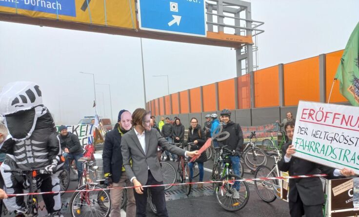 Die Radler durchtrennen das Absperrband. (Foto: Verkehrswende jetzt!)