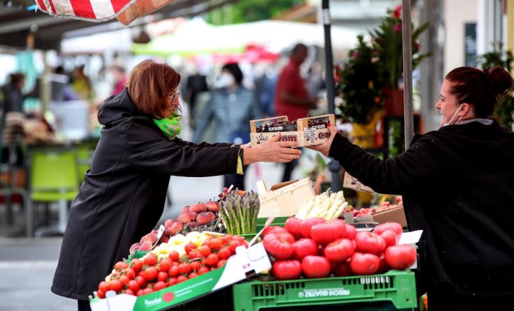Zu den rund 50 Kojen am Südbahnhofmarkt kommen noch die Beschicker hinzu. (Foto: Volker Weihbold)