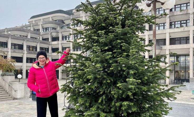 Stadträtin Eva Schobesberger mit dem lebenden Weihnachtsbaum vor dem Neuen Rathaus. (Foto: privat)