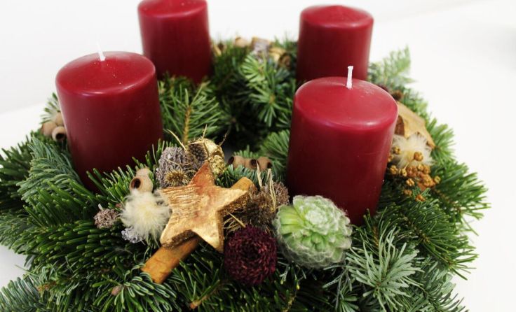Natur ist Trend: Bei Adventskränzen dominieren Erdtöne. (Foto: Tips)