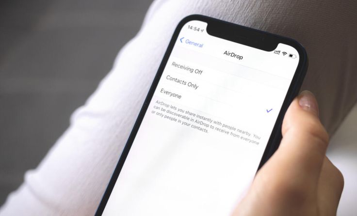Die "Airdrop"-Funktion machen sich derzeit Betrüger zu Nutze. (Foto: FellowNeko/stock.adobe.com)