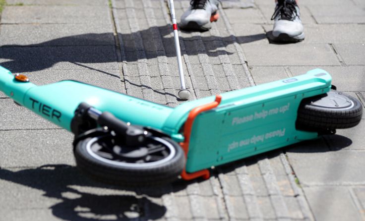 Für viele ein Ärgernis: herumliegende Scooter (Foto: Volker Weihbold)