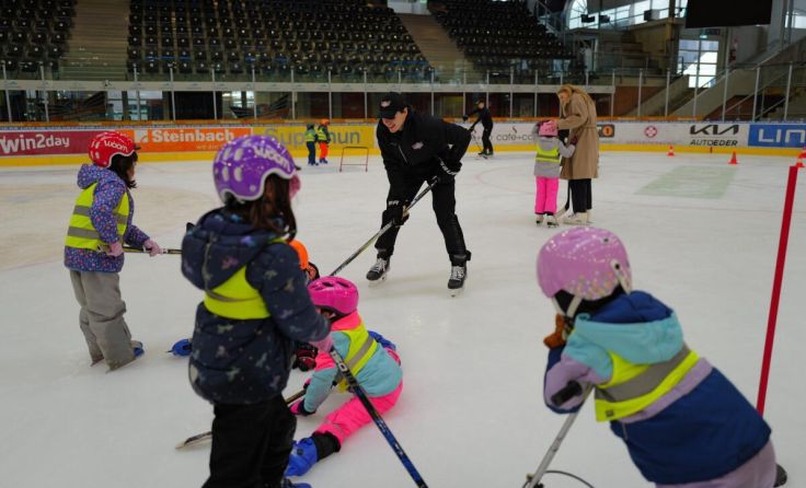 Die Kindergartenkinder beim Probetraining mit den Black Wings Linz. (Foto: Werner Harrer)