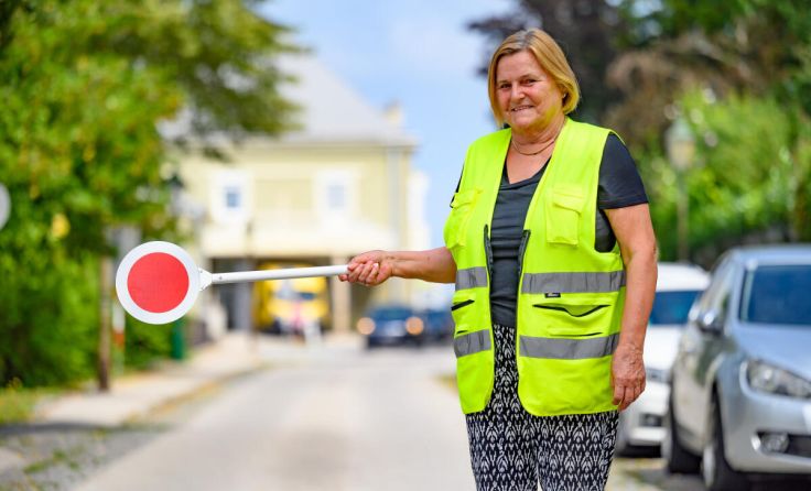 Ingrid Zocher sorgt für einen sicheren Schulweg. (Foto: Wolfgang Simlinger)