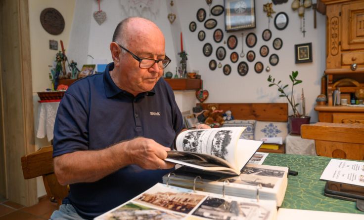 Hans Lischka öffnet für Tips seine Fotosammlung (Foto: Wolfgang Simlinger)