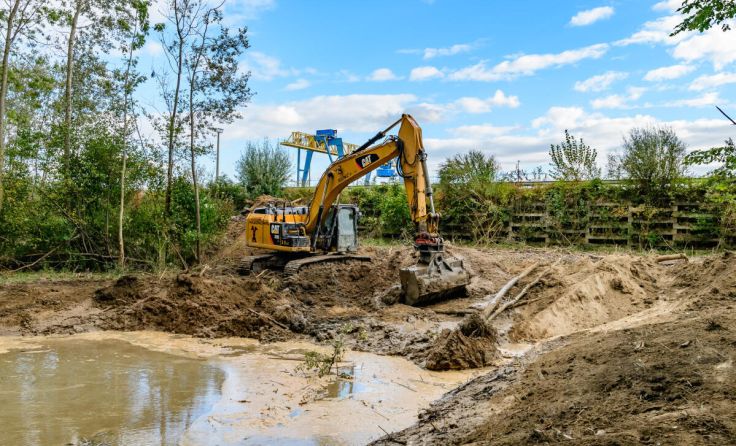 Mit dem Bagger wird neuer Lebensraum für Amphibien geschaffen (Foto: Wolfgang Simlinger)