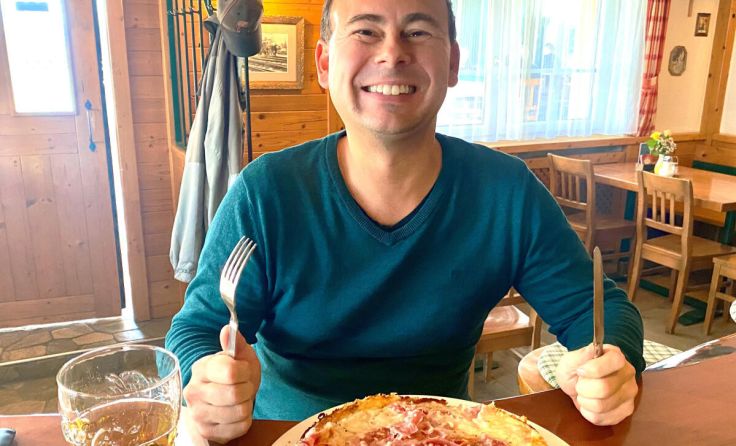 Thomas Told aus Enns genießt die Pizza (Foto: Andreas Huber)