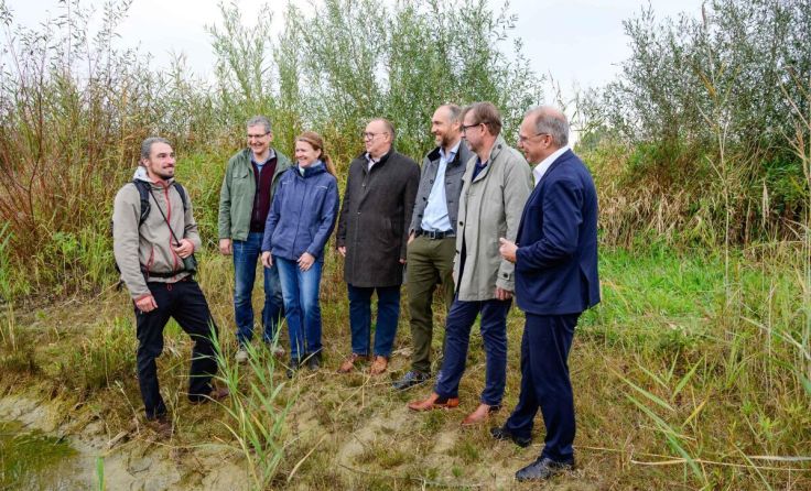 Biologe Harald Pfleger erklärt den Wert ökologischer Maßnahmen (Foto: Wolfgang Simlinger)