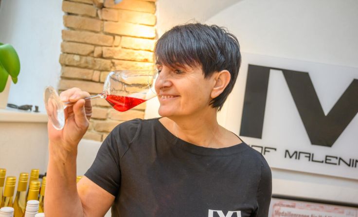 Karin Maleninsky beim Verkosten ihre neuesten Kreation. (Foto: Wolfgang Simlinger)