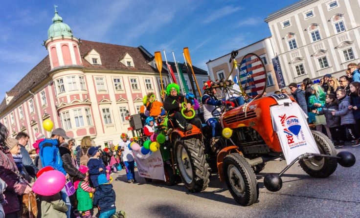 Das Wochenende um den 11. Februar ist die Zeit der Faschingsumzüge (Foto: Wolfgang Simlinger)