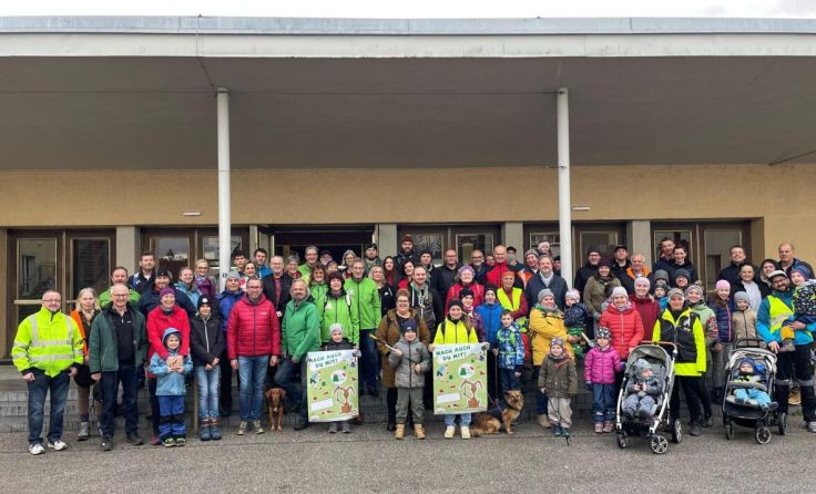 Mehr als 70 freiwillige Helfer säuberten die Gemeinde Enns (Foto: Wolfgang Simlinger)